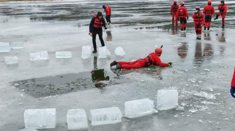 Szkolili się z ratownictwa na lodzie