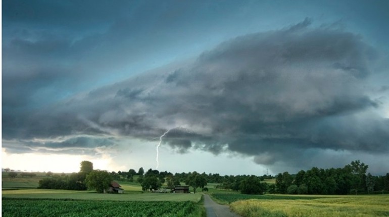 Burzowa noc i silny wiatr. IMGW wydało ostrzeżenia